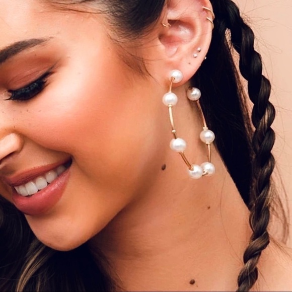 ZARA LARGE FAUX PEARL GOLD CUFF HOOP EARRINGS - Picture 2 of 6